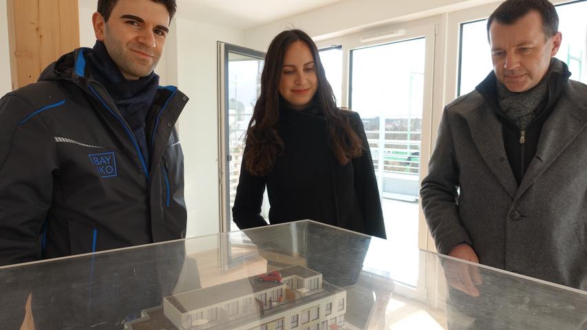 Projektleiter Balin Mohamad, Architektin Andrea Zapp und Günter Schenk (r.) Geschäftsführer des Bayerischen Immobilien Kontors, betrachten das Modell des Umbaus der ehemaligen Puma. 
