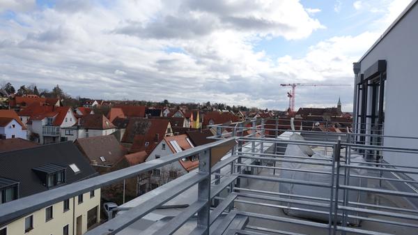 Blickrichtung Nordosten mit dem Kirchturm von St. Magdalena (r.)