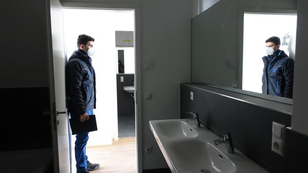 Projektleiter Balin Mohamad zeigt eines der Bäder in den Petnhouse-Wohnungen.