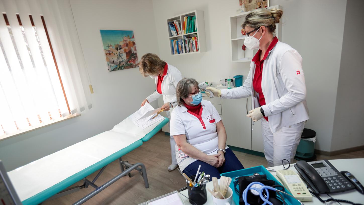 Beschäftigte in Arztpraxen sollen sich nach einer neuen Verordnung des Bundes nun ebenfalls regelmäßig testen - auch wenn sie geimpft oder genesen sind.
Beschäftigte in Arztpraxen sollen sich nach einer neuen Verordnung des Bundes nun ebenfalls regelmäßig testen - auch wenn sie geimpft oder genesen sind.
