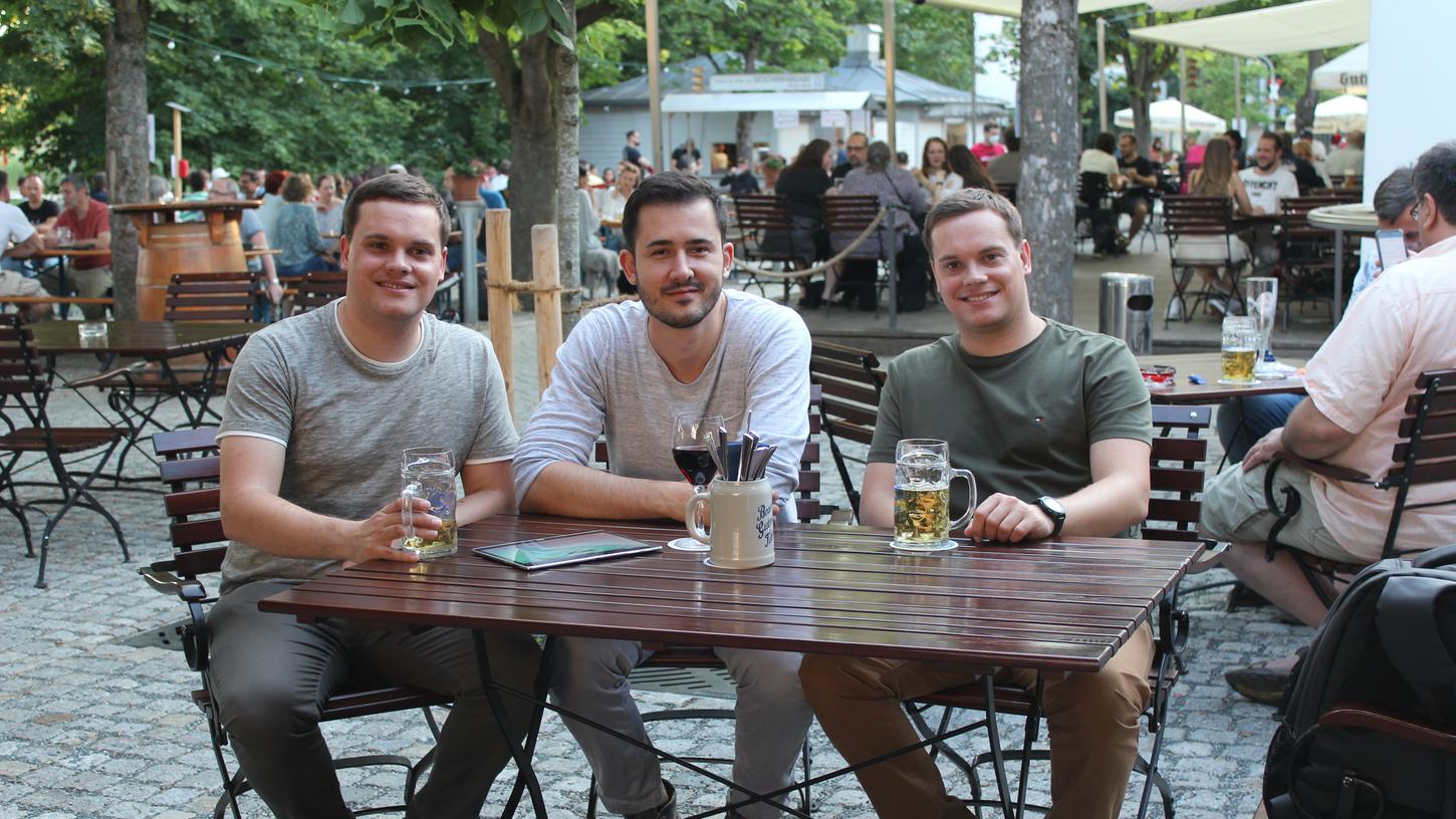 Christoph Löslein, Dmitry Gorelenkov und Steffen Löslein (v. li.) hoffen, bald wieder einen Biergarten besuchen zu können. Ihre Plattform "corona-anmeldung" zur digitalen Gästeregistrierung kann hilfreich sein. 