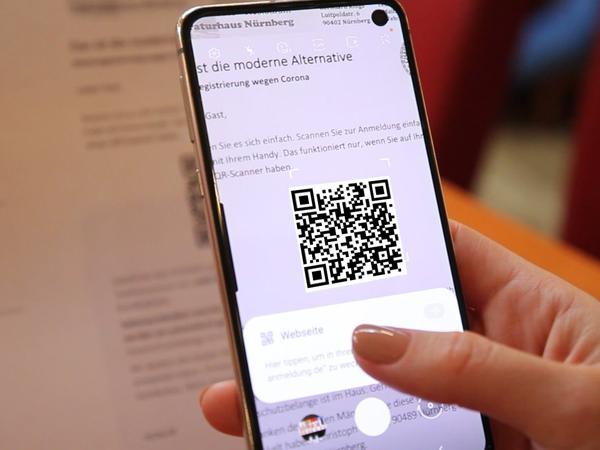 Bequem über das Smartphone und ohne zusätzliche App können sich Gäste über "Corona-Anmeldung" registrieren.