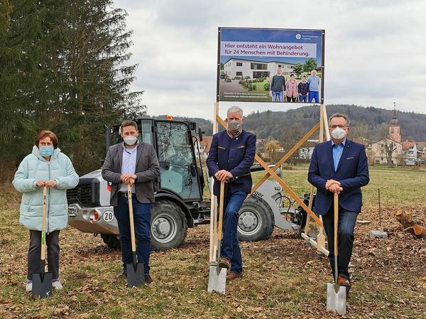 Bewohnervertreterin Marianne Furtner, Diakonie-Regionalleiter Dominic Bader, dritter Bürgermeister Hubert Stanka und Dienste-Vorstand Karl Schulz beim Spatenstich am Treuchtlinger Brühl. Bewohnervertreterin Marianne Furtner, Diakonie-Regionalleiter Dominic Bader, dritter Bürgermeister Hubert Stanka und Dienste-Vorstand Karl Schulz beim Spatenstich am Treuchtlinger Brühl.