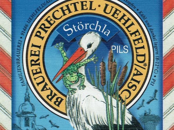 Brauer Walter Prechtel bietet im Sommer ein ganz besonderes Saisonbier an: das Störchla. Dafür hat er eigens das Brauerei-Logo geändert. Statt einem Schwan ist auf dem Etikett ein Storch mit einem Frosch im Schnabel zu sehen.