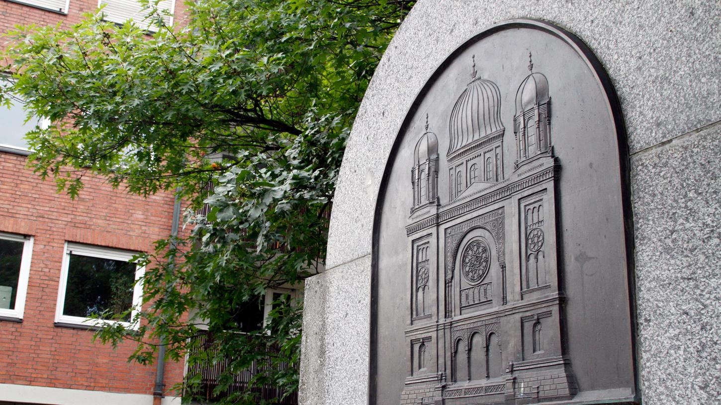 Der Gedenkstein für die einstige Synagoge am Hans-Sachs-Platz - der Blick auf jüdisches Leben soll aber auch in die Zukunft gehen.