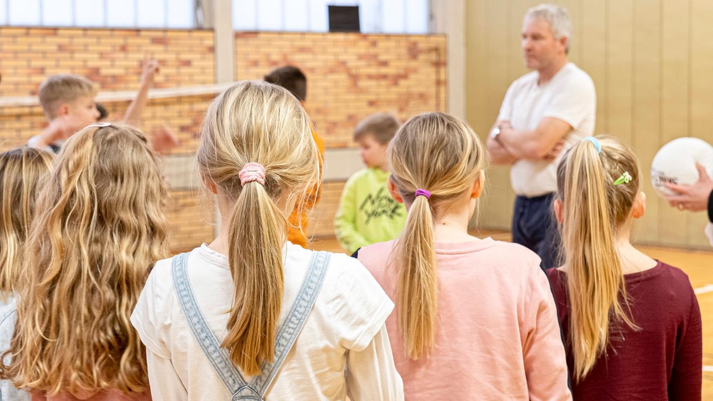 Ein Teil des Problems: Sportlehrkräfte haben in ihrer eigenen Kindheit eher zu den leistungsstarken Kindern gezählt - und wissen so nicht aus eigener Erfahrung, wie es ist, sich im Sportunterricht unwohl zu fühlen.