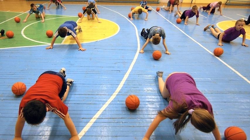 Nicht immer nur ein Vergnügen: Dabei sollte im Sportunterricht zunächst doch nur die Lust an der Bewegung gefördert werden.
Nicht immer nur ein Vergnügen: Dabei sollte im Sportunterricht zunächst doch nur die Lust an der Bewegung gefördert werden.
