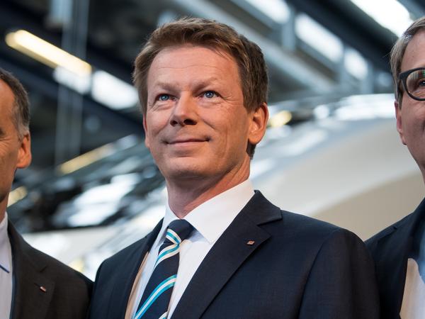 Die Verträge der DB-Vorstände Berthold Huber, Richard Lutz und Ronald Pofalla (von links) wurden verlängert. Mehr Geld bekommen sie vorerst nicht. Die Verträge der DB-Vorstände Berthold Huber, Richard Lutz und Ronald Pofalla (von links) wurden verlängert. Mehr Geld bekommen sie vorerst nicht.