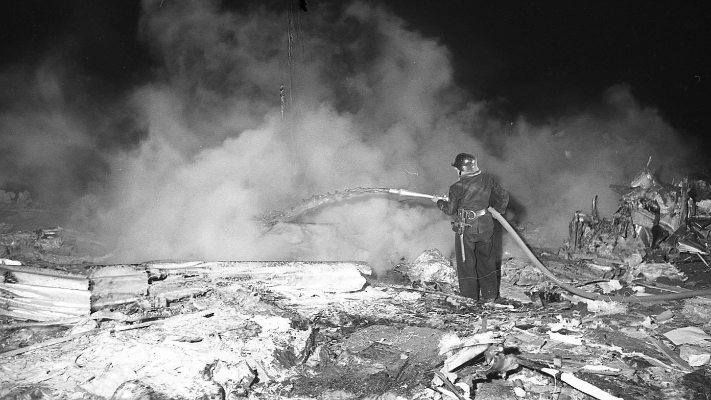 Feuerwehrleuten aus Weißenohe, Dorfhaus und Rüsselbach gelang es, gemeinsam mit der Berufsfeuerwehr Nürnberg, die brennenden Reste des Flugzeugwracks zu löschen. Für die Passagiere kam jede Hilfe zu spät. 