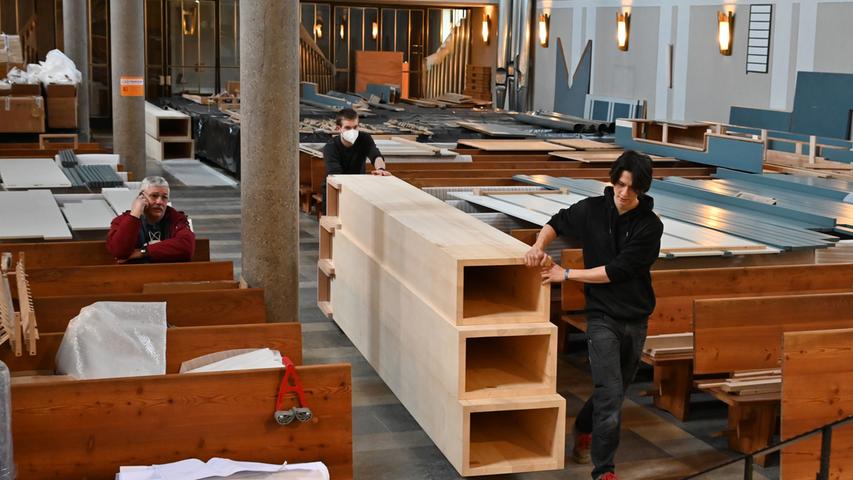 In der Erlanger St. Matthäus-Kirche wird in wochenlanger Arbeit die neue Kirchenorgel eingebaut. Das Projekt kostet insgesamt über eine Million Euro.
