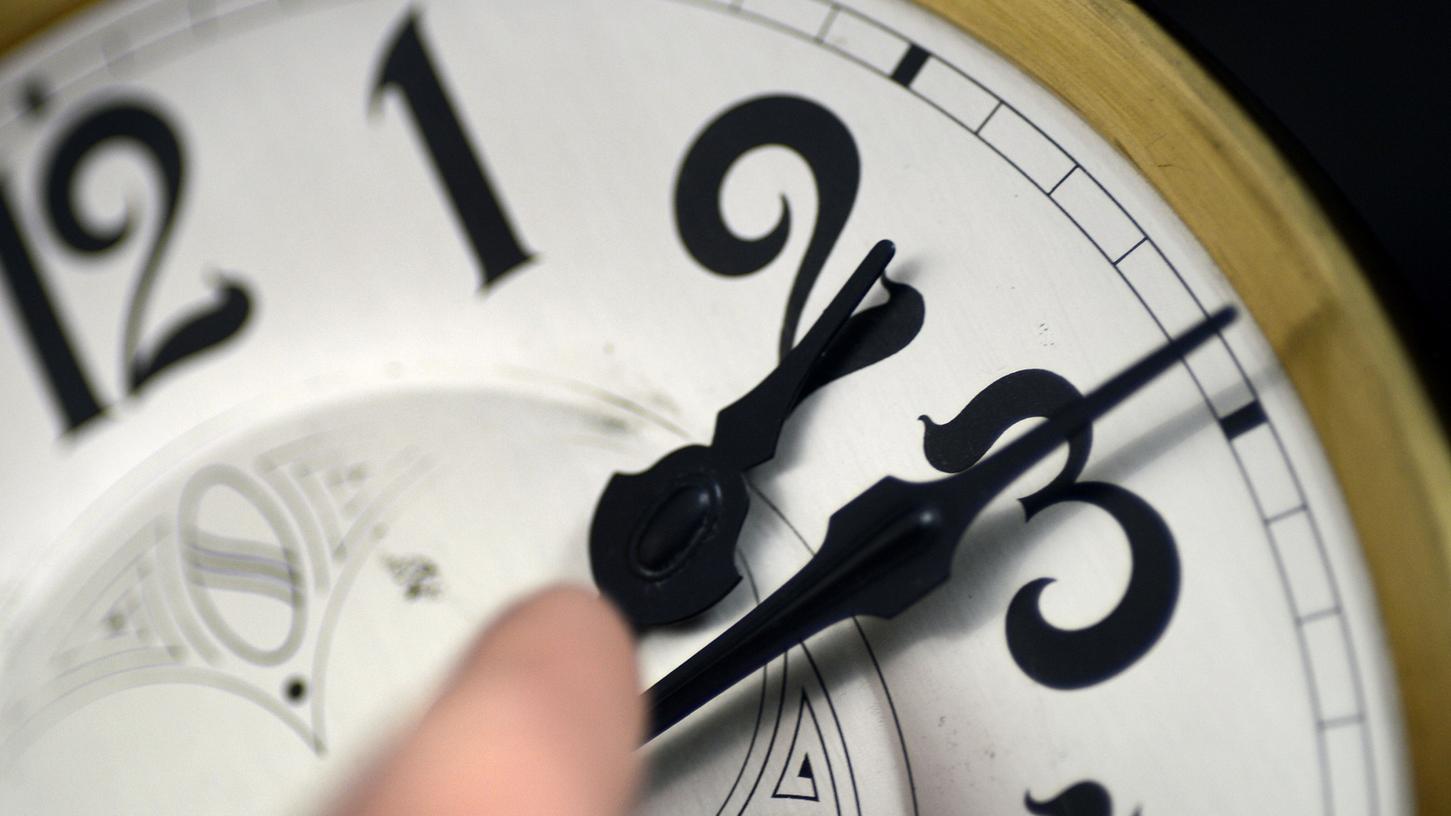 Vom 28. auf den 29. Oktober 2023 werden wieder alle Uhren auf die Normalzeit umgestellt.