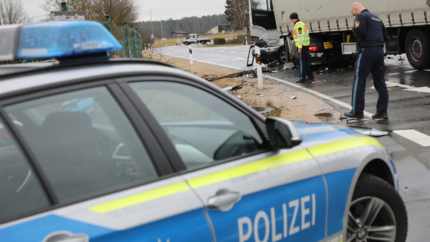 Im Jahr 2020 verzeichnet die Statistik der Forchheimer Polizei zwei Verkehrstote. Einer davon verstarb im Februar 2020 auf der Staatsstraße bei Willersdorf durch den im Bild gezeigten Unfall mit einem schweren Sattelzug.