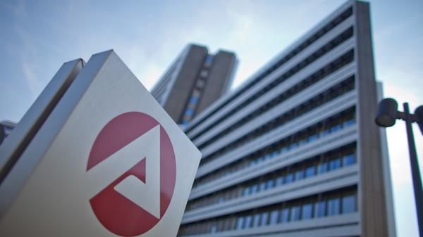 Für die in Nürnberg ansässige Bundesagentur für Arbeit und die Nürnberger Dienststellen arbeiten in der Region 5216 Mitarbeiter. Deutschlandweit sind es 101.206. Die regionalen Zahlen beinhalten Mitarbeiter der Zentrale, der Serviceeinrichtungen („BA-Service-Haus“), der gesamten IT („BA-IT-Systemhaus“), des Instituts für Arbeitsmarkt- und Berufsforschung (IAB), der Regionaldirektion Bayern, der Arbeitsagentur Nürnberg und des Jobcenters Nürnberg-Stadt.