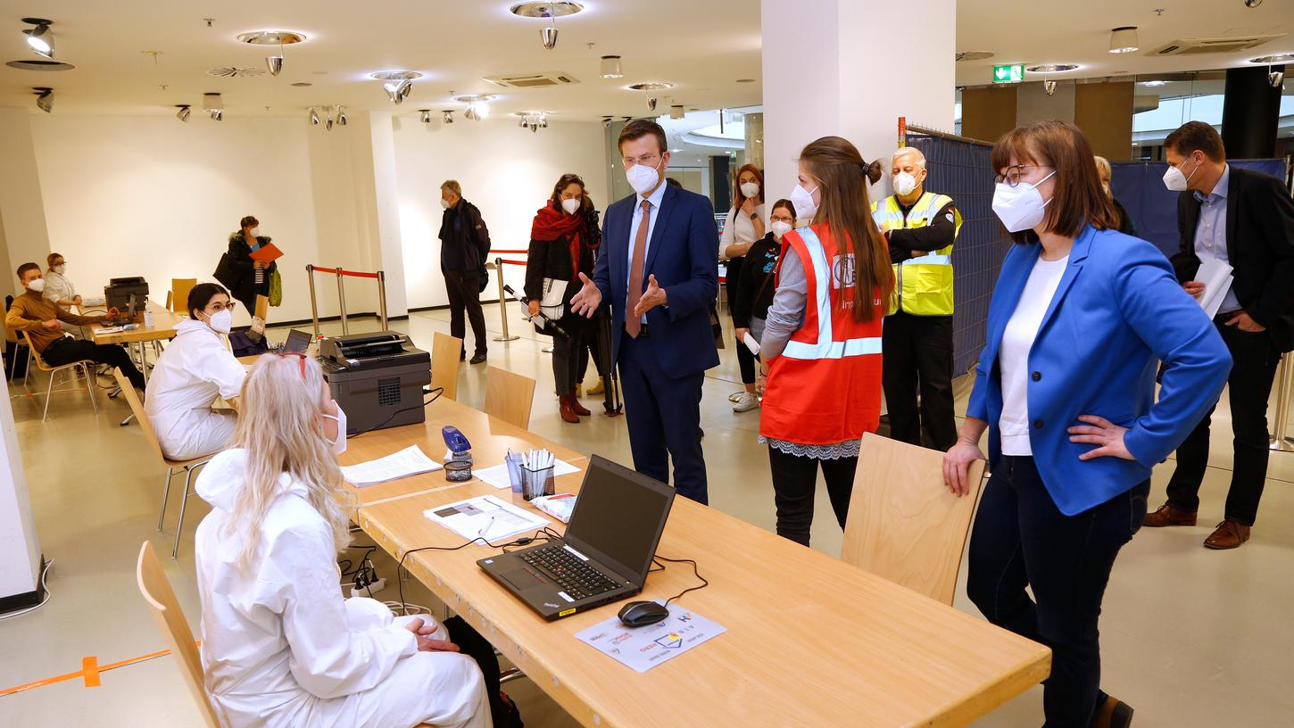 In der neuen Impfstelle im City Point: OB Marcus König (im blauen Anzug) und Gesundheitsreferentin Britta Walthelm (rechts) lassen sich erklären, welchen Weg die Impfkandidaten hier bis zur Injektion gehen.