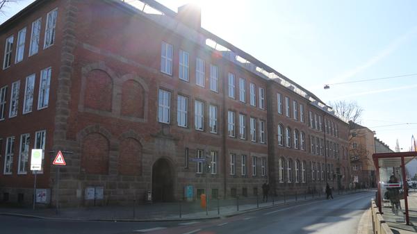 Das Pirckheimer-Gymnasium (PGN) ist ein staatliches sprachliches und naturwissenschaftliches Gymnasium und wurde 1968 gegründet. 1974 gliederte man dem unter Denkmalschutz stehenden Altbautrakt in Gibitzenhof einen Nord- und einen Südflügel an. Zur Homepage des Pirchkheimer-Gymnasiums.