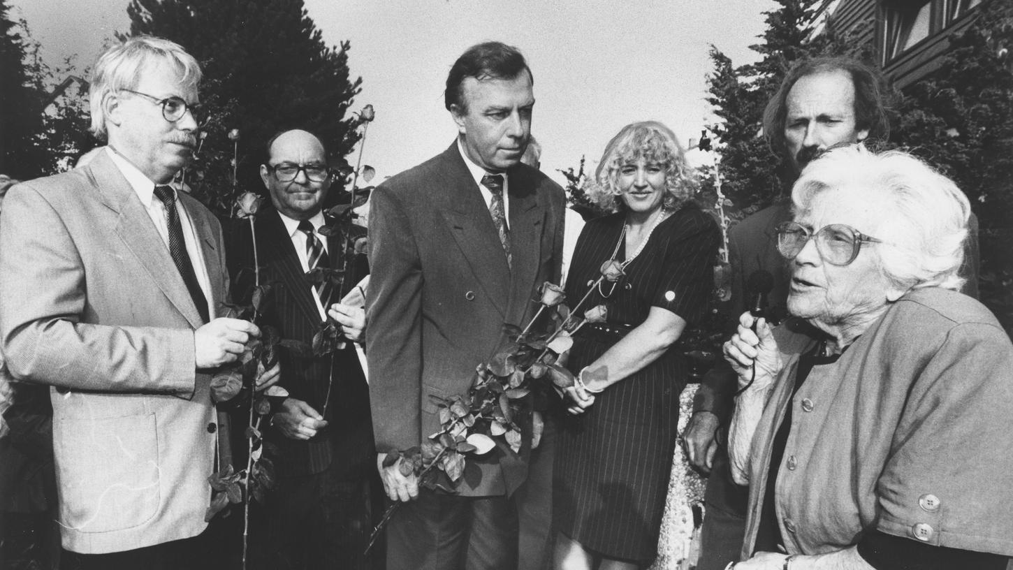 Glückwünsche von der Nürnberger Parteispitze zum 85. Geburtstag im Jahr 1992: Käte Strobel (rechts) mit den Gratulanten Jürgen Fischer, Willy Prölß, Peter Schönlein, Renate Schmidt (damals SPD-Landeschefin) und Horst Schmidbauer (von links). Glückwünsche von der Nürnberger Parteispitze zum 85. Geburtstag im Jahr 1992: Käte Strobel (rechts) mit den Gratulanten Jürgen Fischer, Willy Prölß, Peter Schönlein, Renate Schmidt (damals SPD-Landeschefin) und Horst Schmidbauer (von links).