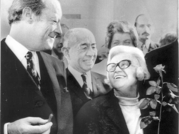 1972 ist Schluss mit der Bundespolitik: Bundeskanzler Willy Brandt (SPD) überreicht Käte Strobel zum Abschied aus dem Kabinett eine rote Rose. 1972 ist Schluss mit der Bundespolitik: Bundeskanzler Willy Brandt (SPD) überreicht Käte Strobel zum Abschied aus dem Kabinett eine rote Rose.