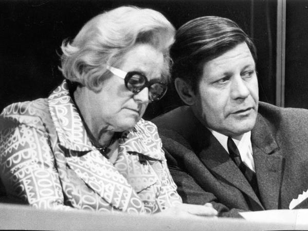 Kabinettskollegen im Jahr 1971: Käte Strobel mit dem damaligen Verteidigungsminister Helmut Schmidt (SPD). Kabinettskollegen im Jahr 1971: Käte Strobel mit dem damaligen Verteidigungsminister Helmut Schmidt (SPD).