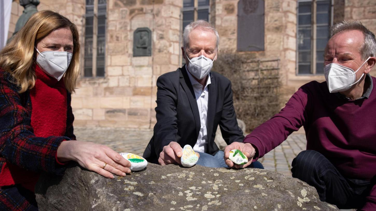 Kampagne zu Ostern: Steine verteilen in Fürth