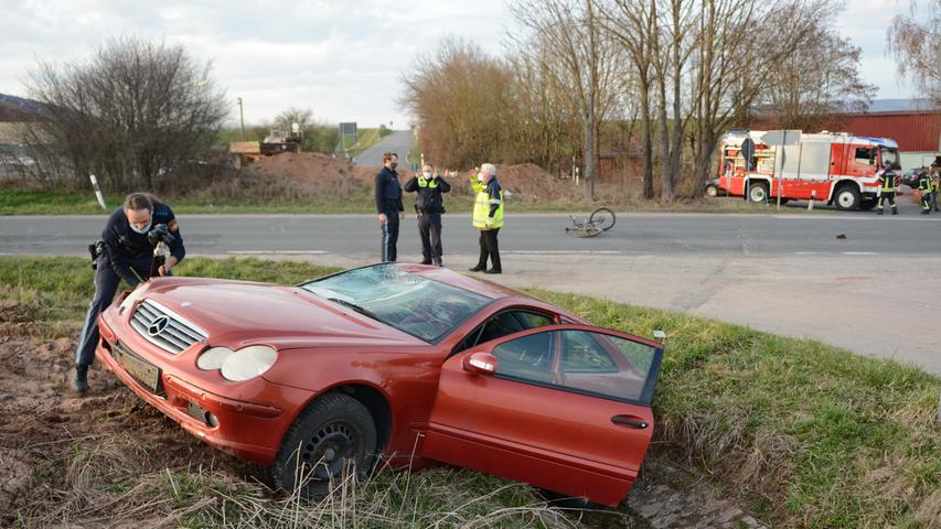 Mercedes kollidiert mit Radfahrer: Mann stirbt bei Fürth