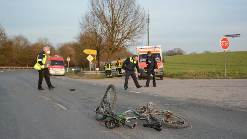 Mercedes kollidiert mit Radfahrer: Mann stirbt bei Fürth