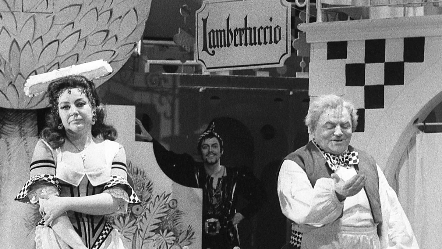 Der Liebhaber in der Tonne: eine originelle Boccaccio-Episode aus Suppés Operette mit (von links) Sonja Knittel, Kurt Huemer, Robert Licha. Boccaccio (im Hintergrund Barry Hanner) lacht dazu.