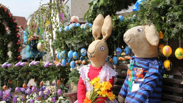 Vor zwei Jahren zog der reich geschmückte Osterbrunnen in Leinburg zahlreiche Besucher an. Dieses Ostern bleibt er wegen der Pandemie schon das zweite Jahr in Folge ohne Eierschmuck. Vor zwei Jahren zog der reich geschmückte Osterbrunnen in Leinburg zahlreiche Besucher an. Dieses Ostern bleibt er wegen der Pandemie schon das zweite Jahr in Folge ohne Eierschmuck.