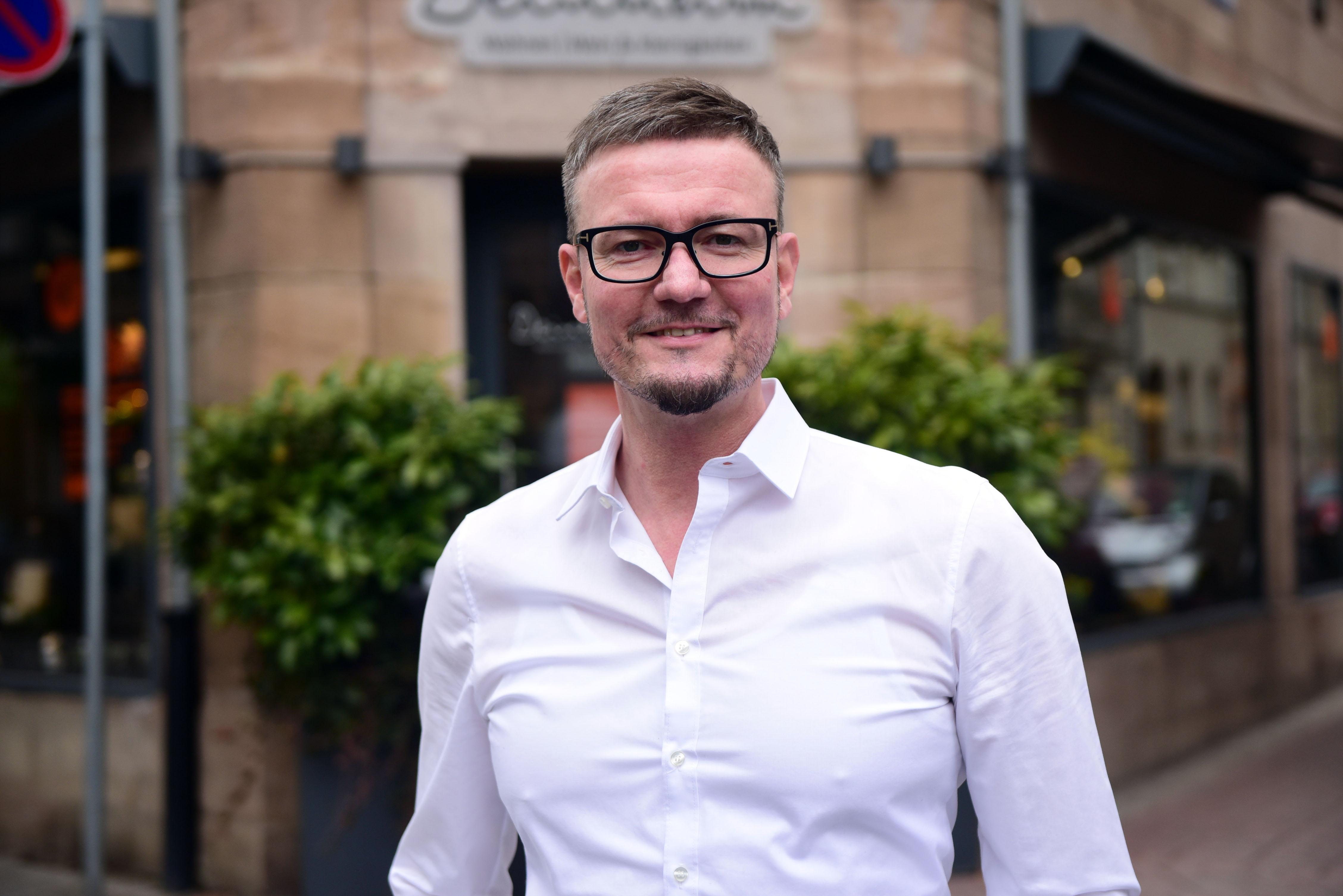 Markus Kallweit: „Weil ich einige Feinkostartikel im Sortiment habe, darf ich öffnen, aber nicht komplett. Ich habe meine 80 Quadratmeter auf zehn verkleinert, keiner darf rein und durchlaufen. Ich bin nachmittags da, fühle mich aber so erdrückt und ausgelaugt, als würde ich den ganzen Tag arbeiten. Sehr zu schaffen macht mir, dass mir viele Entscheidungen willkürlich und unverständlich erscheinen. Jetzt darf man nach Mallorca fliegen. Am Karsamstag sollten, so hieß es ja kurzzeitig, Supermärkte und Discounter öffnen dürfen, die Pandemie-Gewinner. Ja, hat die Politik denn einen Knall?“  