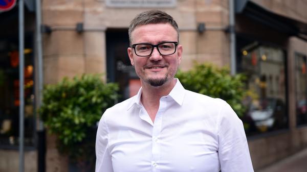 Markus Kallweit: „Weil ich einige Feinkostartikel im Sortiment habe, darf ich öffnen, aber nicht komplett. Ich habe meine 80 Quadratmeter auf zehn verkleinert, keiner darf rein und durchlaufen. Ich bin nachmittags da, fühle mich aber so erdrückt und ausgelaugt, als würde ich den ganzen Tag arbeiten. Sehr zu schaffen macht mir, dass mir viele Entscheidungen willkürlich und unverständlich erscheinen. Jetzt darf man nach Mallorca fliegen. Am Karsamstag sollten, so hieß es ja kurzzeitig, Supermärkte und Discounter öffnen dürfen, die Pandemie-Gewinner. Ja, hat die Politik denn einen Knall?“