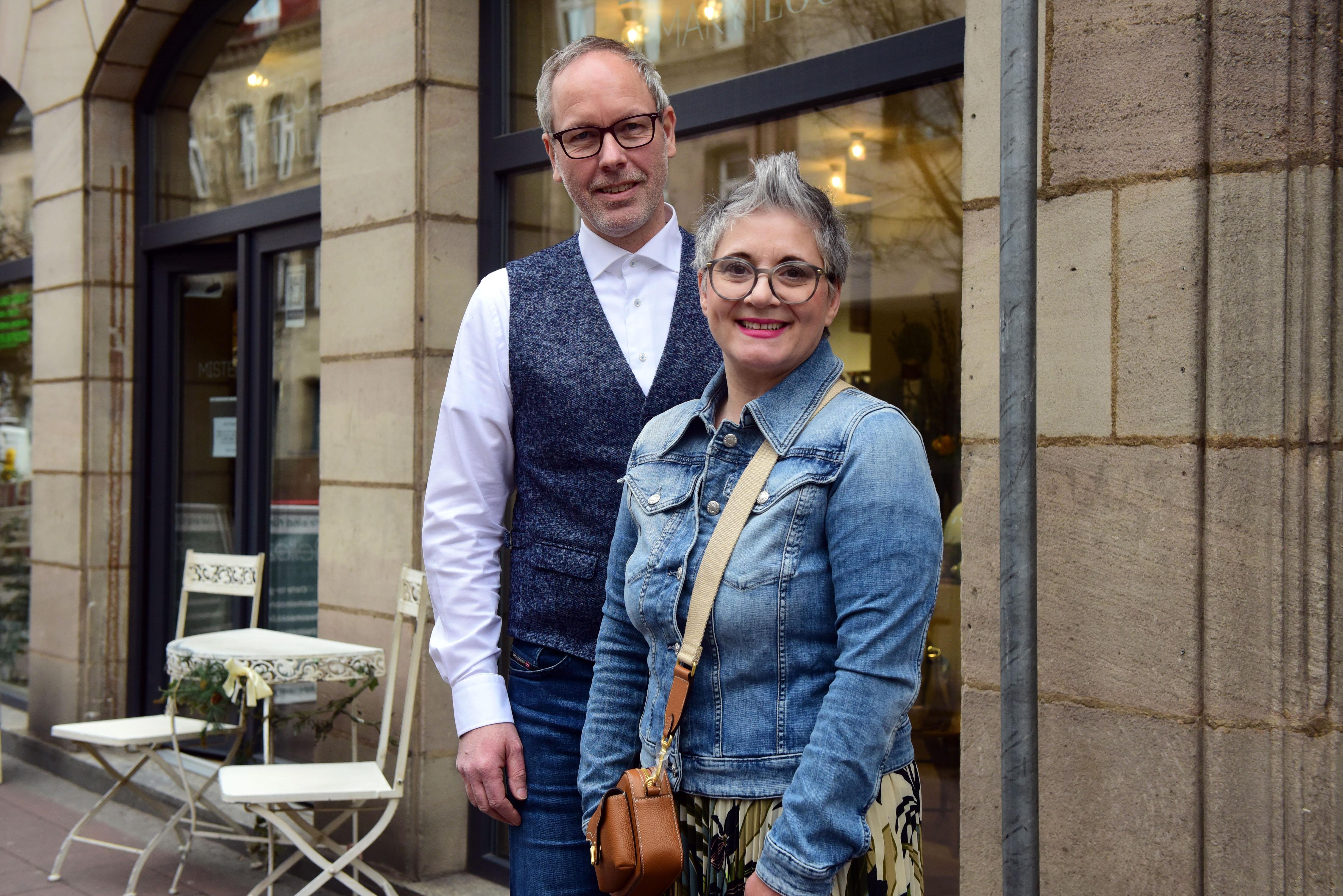 Maria Grazia Tricarico und Roland Stumpf: „Die Situation ist grausam für uns kleine inhabergeführte Einzelhandelsgeschäfte, wirtschaftlich und seelisch. Jetzt werden uns wieder zarte Öffnungsperspektiven geboten. Aber wir fragen uns: Können die uns Einzelhändler retten? Besteht nicht weiter die Gefahr, dass unsere Innenstädte sterben? Dass Unternehmen, die zum Teil jahrzehntelang die Bilder der Städte prägten, zu verschwinden drohen?“ Nach Monaten des Lockdowns sitzen Frust, Zukunftssorgen und Empörung bei vielen Einzelhändlern tief: Fürther Betroffene berichten in dieser Bilderstrecke, wie es ihnen geht. Text: Birgit Heidingsfelder