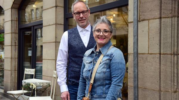 Maria Grazia Tricarico und Roland Stumpf: „Die Situation ist grausam für uns kleine inhabergeführte Einzelhandelsgeschäfte, wirtschaftlich und seelisch. Jetzt werden uns wieder zarte Öffnungsperspektiven geboten. Aber wir fragen uns: Können die uns Einzelhändler retten? Besteht nicht weiter die Gefahr, dass unsere Innenstädte sterben? Dass Unternehmen, die zum Teil jahrzehntelang die Bilder der Städte prägten, zu verschwinden drohen?“ Nach Monaten des Lockdowns sitzen Frust, Zukunftssorgen und Empörung bei vielen Einzelhändlern tief: Fürther Betroffene berichten in dieser Bilderstrecke, wie es ihnen geht. Text: Birgit Heidingsfelder