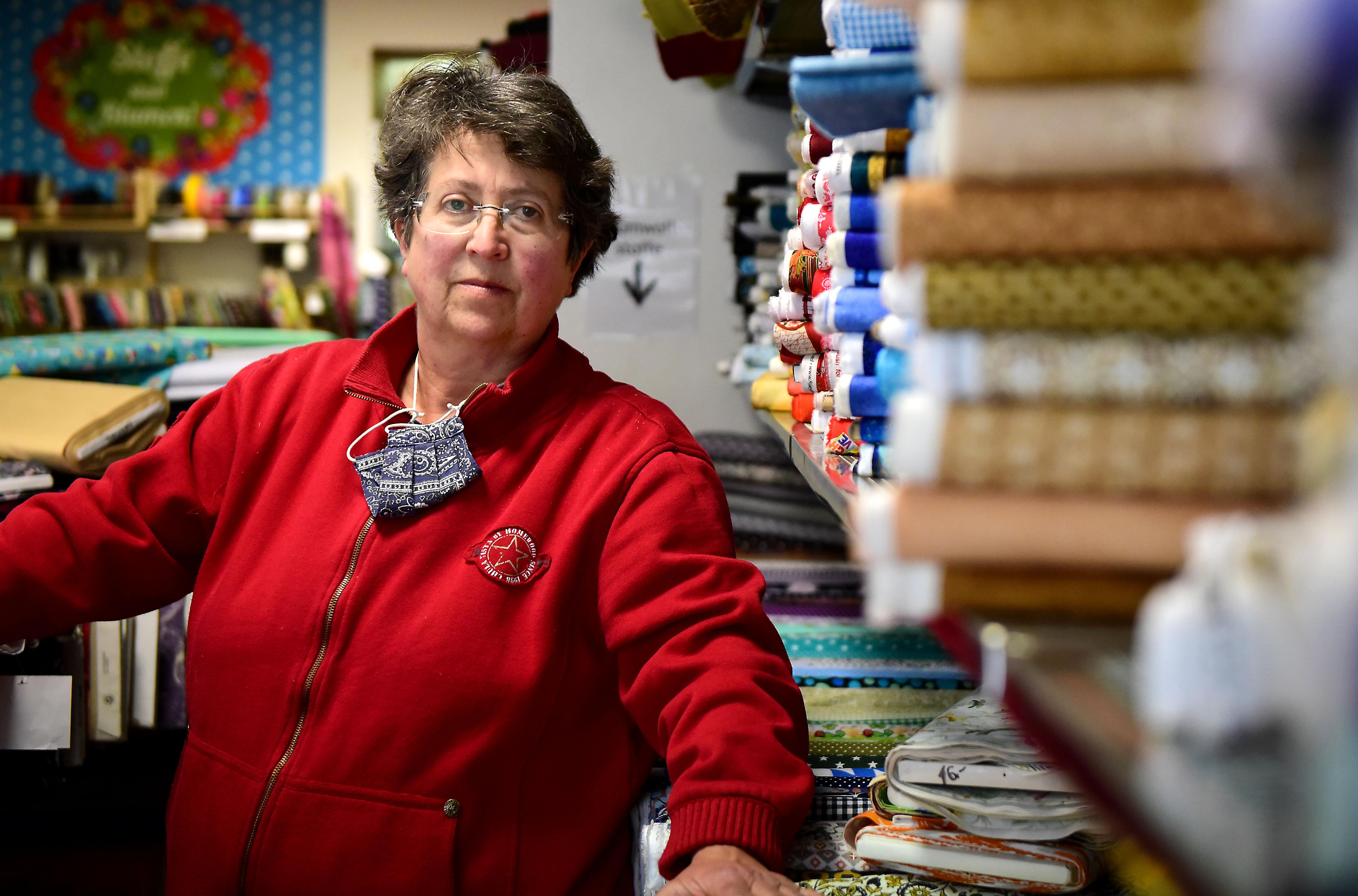 Heide Toumanides: „Ich liege in letzter Zeit nachts oft wach. In dieser Krise ist kein Ende in Sicht, und die Lage ist finanziell bedrückend. Ich verstehe, dass man Maßnahmen ergreift, um die Krankenhäuser nicht zu überlasten. Ich finde es grundsätzlich richtig, Kontakte zu reduzieren. Aber warum dürfen Discounter aufmachen und alle Sortimente führen, die auch der Einzelhandel anbietet? Nein, da komm’ ich nicht mit. Ich gebe nicht kampflos auf, aber ich werde bald 58, und das alles geht mir an die Substanz.“  