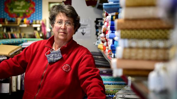 Heide Toumanides: „Ich liege in letzter Zeit nachts oft wach. In dieser Krise ist kein Ende in Sicht, und die Lage ist finanziell bedrückend. Ich verstehe, dass man Maßnahmen ergreift, um die Krankenhäuser nicht zu überlasten. Ich finde es grundsätzlich richtig, Kontakte zu reduzieren. Aber warum dürfen Discounter aufmachen und alle Sortimente führen, die auch der Einzelhandel anbietet? Nein, da komm’ ich nicht mit. Ich gebe nicht kampflos auf, aber ich werde bald 58, und das alles geht mir an die Substanz.“