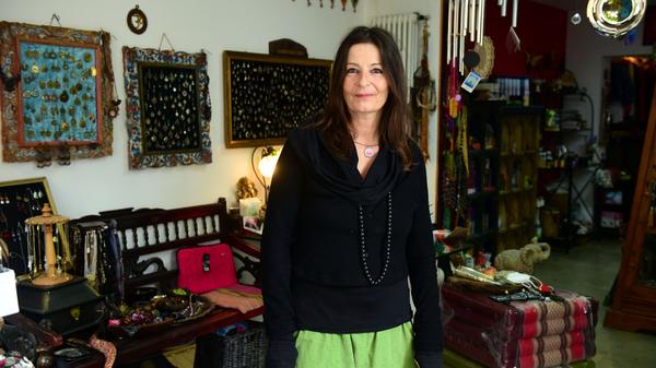 Angie Thamm: „Man hängt einfach in der Luft. Wir haben hier in Deutschland zwar das Glück, dass wir finanziell unterstützt werden, aber das reicht hinten und vorne nicht. Meine Rücklagen waren eigentlich als Altersvorsorge gedacht; das bisschen, was ich da gespart habe, geht gerade dahin. Aber: Ich werde gewiss durchhalten, da bin ich zäh. Ich habe noch einen Online-Shop, den versuche ich jetzt etwas auszubauen, auch über Social Media. Von der Politik bin ich enttäuscht, die tritt seit nunmehr einem Jahr auf der Stelle. Traurig macht mich, dass die Kluft zwischen Arm und Reich immer weiter aufgeht.“