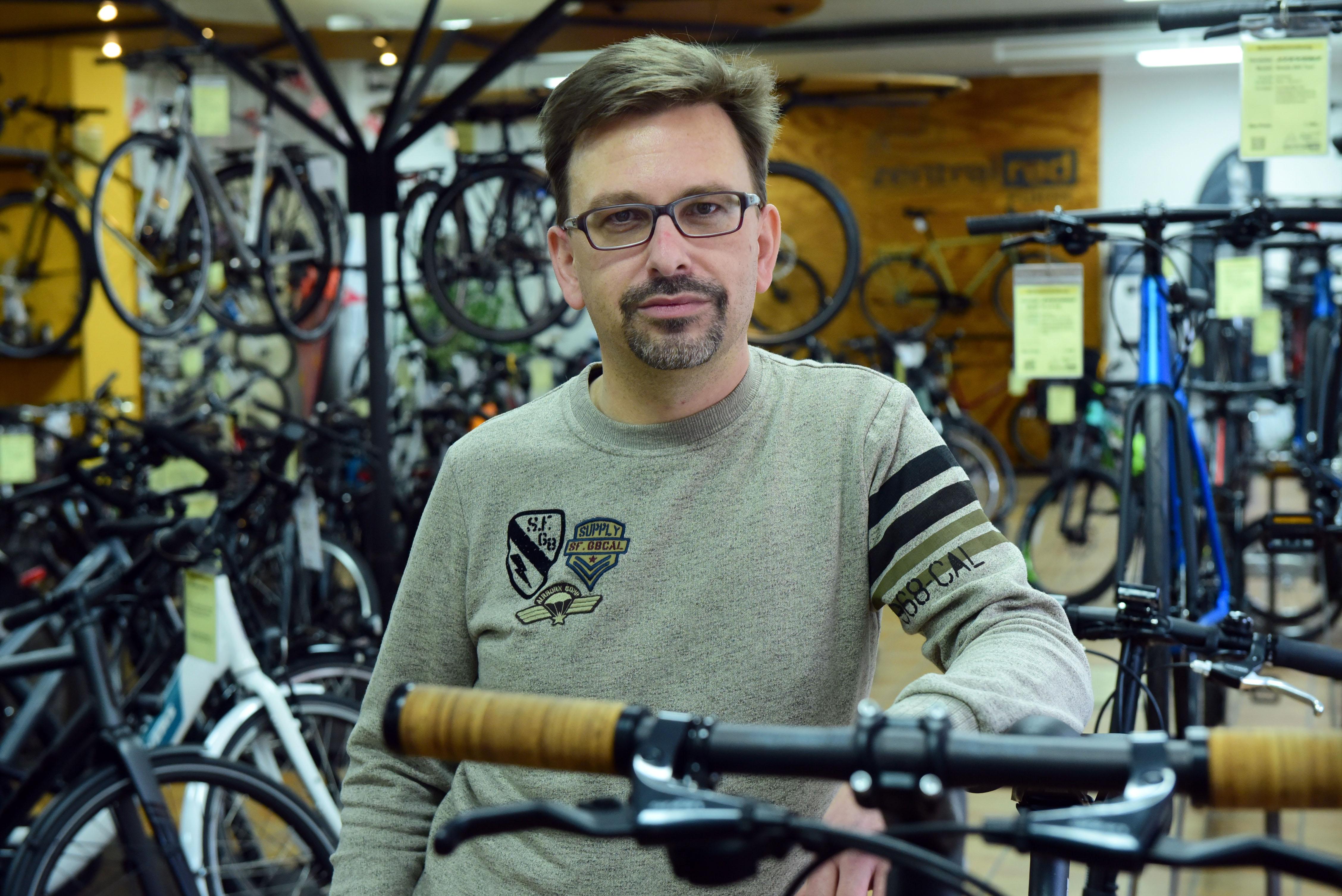 Oliver Seitz: „Mein Appell an die Politik lautet: Bitte sorgt endlich dafür, dass geimpft wird auf Teufel komm raus und dass wir dann wieder aufmachen dürfen, gerne mit Auflagen. Wir brauchen eine Perspektive. Ob die Lockerungen ab April eine sind? Ich habe keine Ahnung. Sicher, wir haben profitiert vom Fahrradboom durch Corona, aber seit Dezember ist unser Laden geschlossen, von einer Woche ,Click & Meet‘ abgesehen. Dass die Werkstatt geöffnet war, hat uns über den Winter gerettet. Nur: Jetzt beginnt die Saison. Jetzt müssten wir die Umsätze erwirtschaften, die uns durch den Winter tragen und von denen wir unsere Miete bezahlen.“  