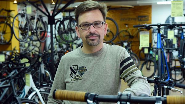 Oliver Seitz: „Mein Appell an die Politik lautet: Bitte sorgt endlich dafür, dass geimpft wird auf Teufel komm raus und dass wir dann wieder aufmachen dürfen, gerne mit Auflagen. Wir brauchen eine Perspektive. Ob die Lockerungen ab April eine sind? Ich habe keine Ahnung. Sicher, wir haben profitiert vom Fahrradboom durch Corona, aber seit Dezember ist unser Laden geschlossen, von einer Woche ,Click & Meet‘ abgesehen. Dass die Werkstatt geöffnet war, hat uns über den Winter gerettet. Nur: Jetzt beginnt die Saison. Jetzt müssten wir die Umsätze erwirtschaften, die uns durch den Winter tragen und von denen wir unsere Miete bezahlen.“