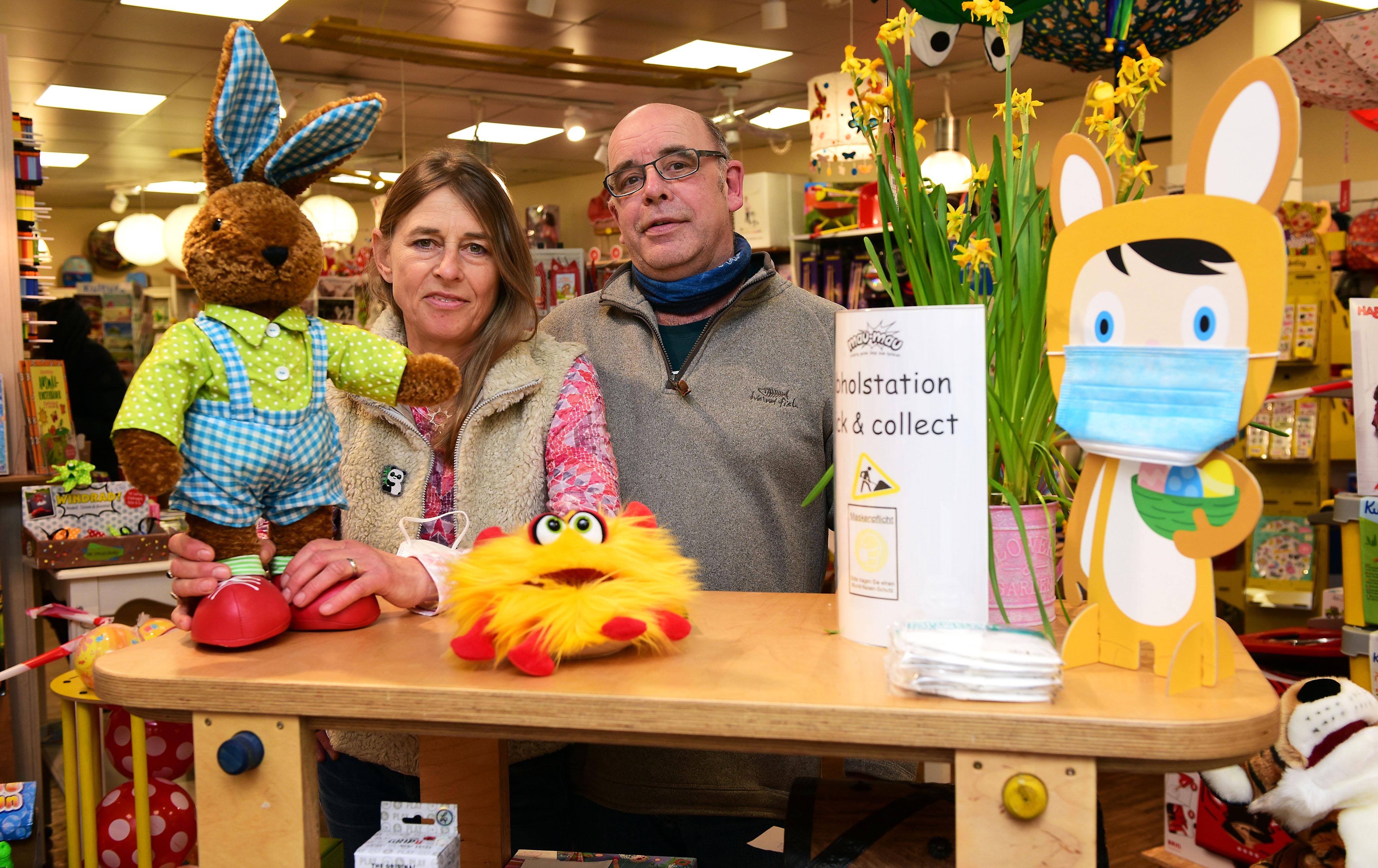 Johanna und Knut Preißner: „Wir sind ein Familienunternehmen und haben über 70 Prozent Umsatzeinbußen. Damit kann man beim besten Willen nicht wirtschaften. Unsere geschäftlichen Ressourcen sind aufgebraucht. Was uns etwas hilft, ist unser Online-Shop und der Lieferservice ,Fürth bringt’s‘, den die Stadt eingerichtet hat. Der funktioniert reibungslos. Schlimm ist nur, dass viele Leute inzwischen andere Quellen im Internet haben, wo sie bestellen. Wir hoffen, dass die Kunden wieder zurückkommen – wann auch immer sie das dürfen.“  