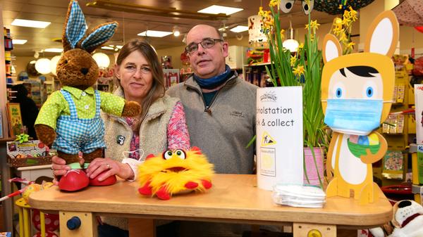 Johanna und Knut Preißner: „Wir sind ein Familienunternehmen und haben über 70 Prozent Umsatzeinbußen. Damit kann man beim besten Willen nicht wirtschaften. Unsere geschäftlichen Ressourcen sind aufgebraucht. Was uns etwas hilft, ist unser Online-Shop und der Lieferservice ,Fürth bringt’s‘, den die Stadt eingerichtet hat. Der funktioniert reibungslos. Schlimm ist nur, dass viele Leute inzwischen andere Quellen im Internet haben, wo sie bestellen. Wir hoffen, dass die Kunden wieder zurückkommen – wann auch immer sie das dürfen.“