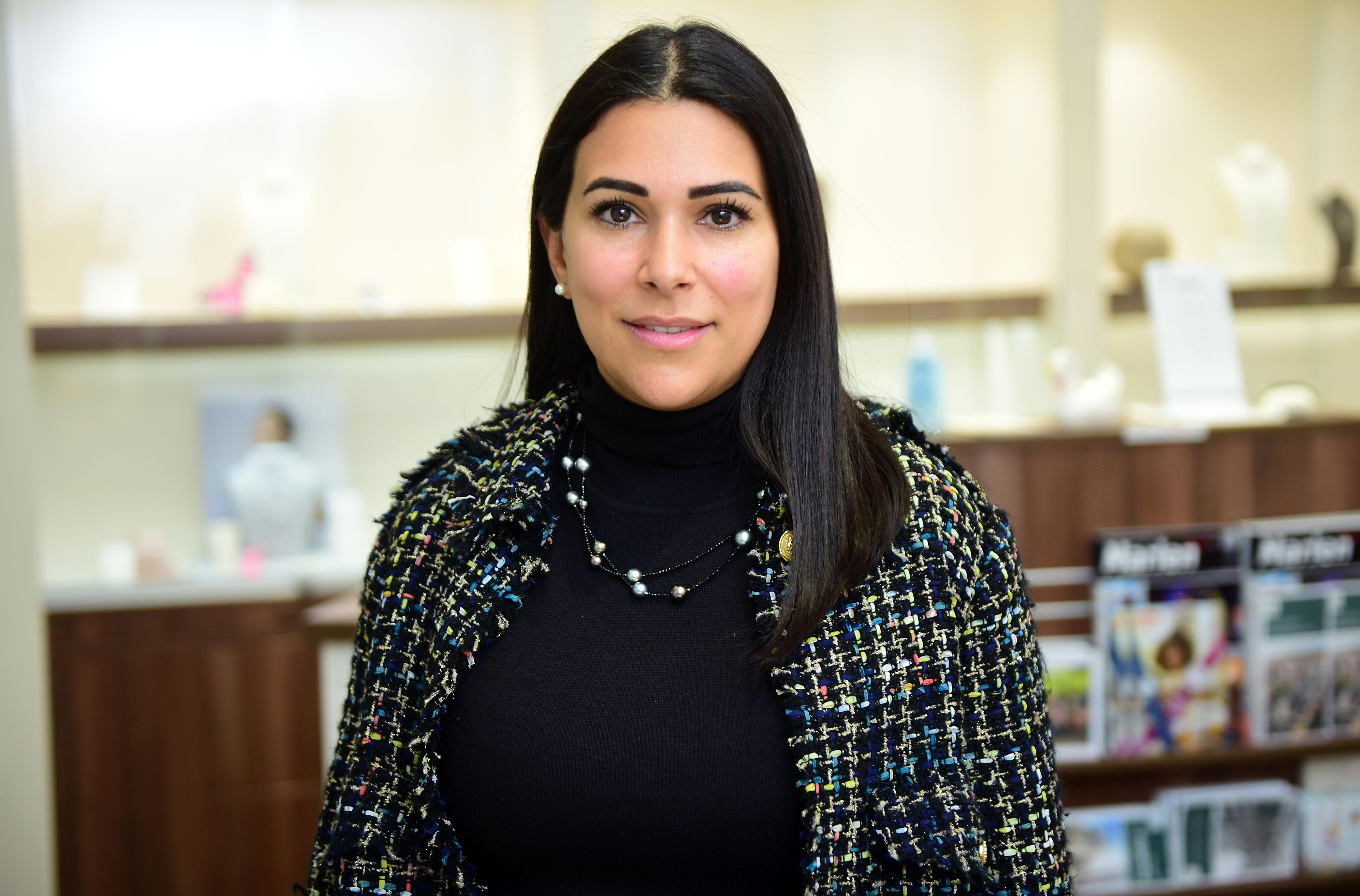 Elif Ünsal*: „Wir bräuchten unsere Kunden jetzt, denn wir haben noch die ganze Ware da, die fürs Weihnachtsgeschäft eingekauft wurde. Wir haben das Schaufenster frühlingshaft dekoriert, aber das ändert ja nichts. Am schlimmsten finde ich, dass immer wieder Öffnungen in Aussicht gestellt, dann aber wieder zurückgenommen werden. Man wacht früh auf, schaut auf den Inzidenzwert, man beginnt den Tag mit Hoffnung, es folgt Enttäuschung. “ (*Unser Foto zeigt die Tochter)  