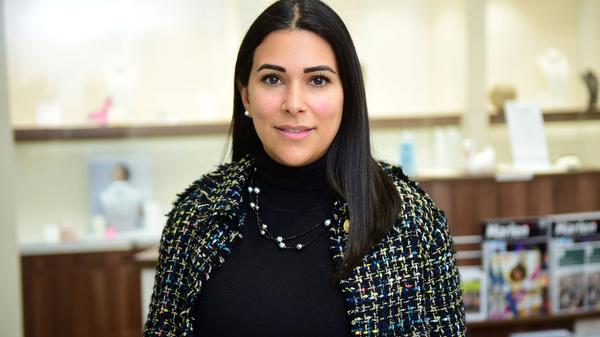 Elif Ünsal*: „Wir bräuchten unsere Kunden jetzt, denn wir haben noch die ganze Ware da, die fürs Weihnachtsgeschäft eingekauft wurde. Wir haben das Schaufenster frühlingshaft dekoriert, aber das ändert ja nichts. Am schlimmsten finde ich, dass immer wieder Öffnungen in Aussicht gestellt, dann aber wieder zurückgenommen werden. Man wacht früh auf, schaut auf den Inzidenzwert, man beginnt den Tag mit Hoffnung, es folgt Enttäuschung. “ (*Unser Foto zeigt die Tochter)