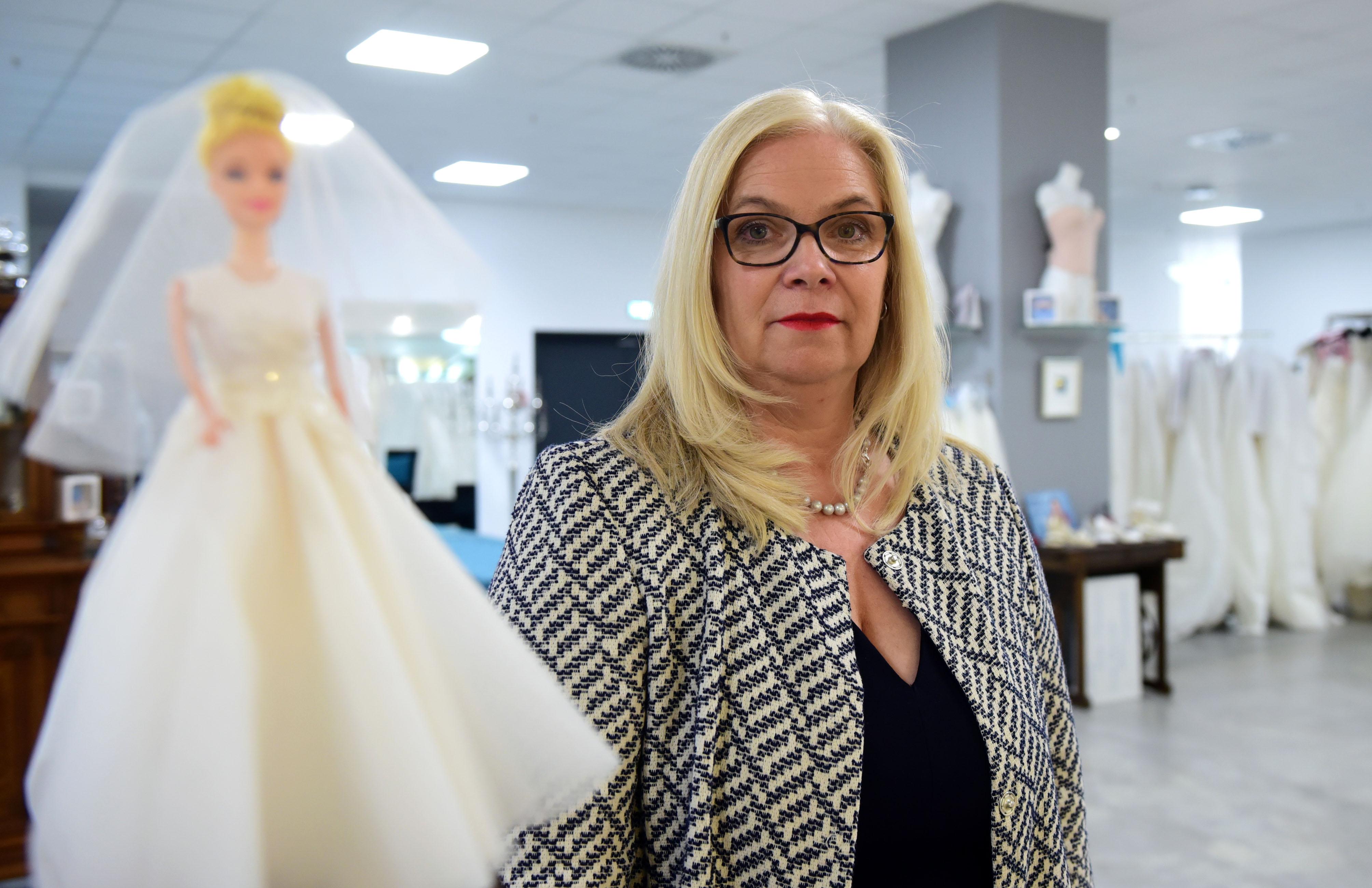 Kerstin Karalis: „Die Nachricht, dass bei einer Inzidenz von 100 bis 200 bald ,Click & Meet’ mit Corona-Test erlaubt sein soll, war für mich am Dienstag das schönste Geburtstagsgeschenk. Ein Lichtblick. Meine Bräute machen den Test – natürlich machen sie ihn, es geht um ihr Hochzeitskleid. Ich bin ja ein sehr positiver Mensch, aber zuletzt kam ich emotional an meine Grenze – schon wegen dieser Ungerechtigkeit: Warum dürfen Leute in den Baumarkt, aber bei mir darf auf 540 Quadratmetern keine einzige Kundin Brautkleider anprobieren? Eine Kosmetikerin darf ihren Beruf ausüben, aber ich nicht mal, wie im Hochsicherheitslabor, durch Aussparungen in einer Trennwand hindurch ein Kleid abstecken. Dabei gibt es Frauen, die mussten ihre Hochzeit wegen Corona viermal verschieben. Die wollen das jetzt durchziehen, zur Not ohne Gäste. Ich kann nur hoffen, dass wir bis 12. April nicht auf die Inzidenz 200 kommen.“