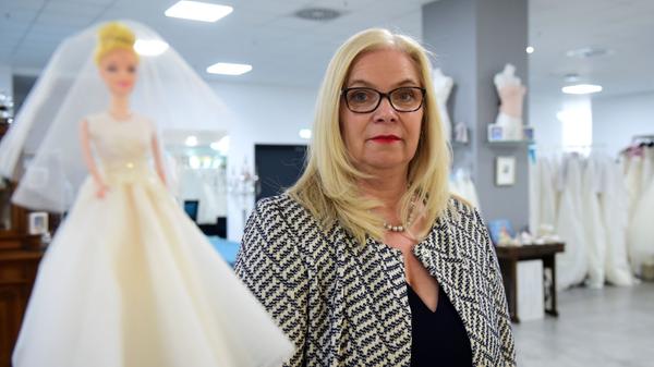 Kerstin Karalis: „Die Nachricht, dass bei einer Inzidenz von 100 bis 200 bald ,Click & Meet’ mit Corona-Test erlaubt sein soll, war für mich am Dienstag das schönste Geburtstagsgeschenk. Ein Lichtblick. Meine Bräute machen den Test – natürlich machen sie ihn, es geht um ihr Hochzeitskleid. Ich bin ja ein sehr positiver Mensch, aber zuletzt kam ich emotional an meine Grenze – schon wegen dieser Ungerechtigkeit: Warum dürfen Leute in den Baumarkt, aber bei mir darf auf 540 Quadratmetern keine einzige Kundin Brautkleider anprobieren? Eine Kosmetikerin darf ihren Beruf ausüben, aber ich nicht mal, wie im Hochsicherheitslabor, durch Aussparungen in einer Trennwand hindurch ein Kleid abstecken. Dabei gibt es Frauen, die mussten ihre Hochzeit wegen Corona viermal verschieben. Die wollen das jetzt durchziehen, zur Not ohne Gäste. Ich kann nur hoffen, dass wir bis 12. April nicht auf die Inzidenz 200 kommen.“