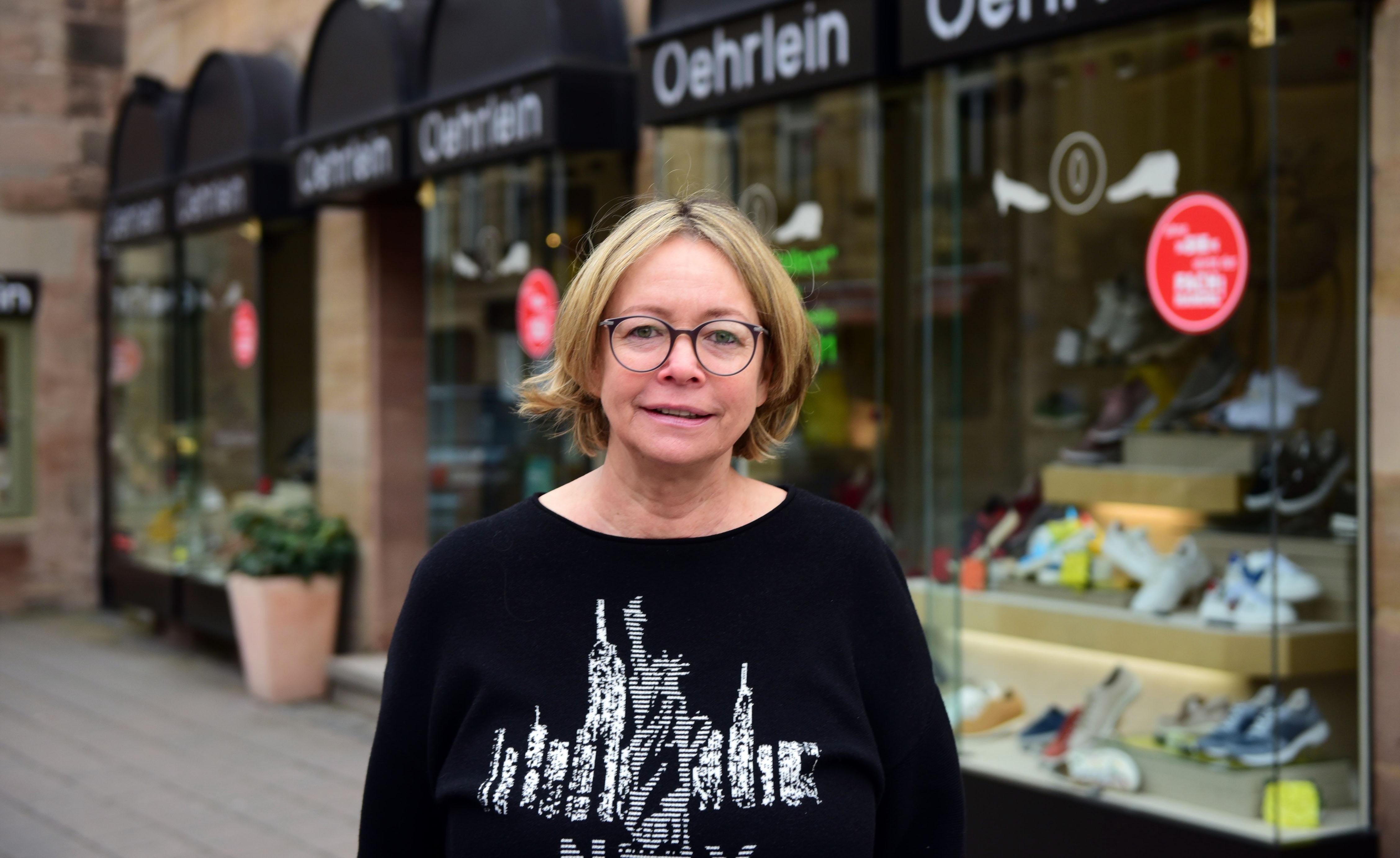 Rosemarie Worzer-Oehrlein: „Wenn die Staatsregierung, wie jetzt wieder, neue Regelungen ankündigt, begreift man ja im ersten Moment gar nicht, was anders wird. ,Click & Meet’ jetzt also bei einer Inzidenz von 100 bis 200 mit Corona-Test. Ich bin da nicht euphorisch. Leider zeigt die Erfahrung, dass die Politik heute so und morgen anders entscheidet. Natürlich freu’ ich mich, wenn wir aufmachen dürfen. Denn wenn es anders kommt, weiß ich nicht, wie lange wir noch durchhalten. Rechnungen im sechsstelligen Bereich sind offen, und wir dürfen keine Ware abverkaufen. Überbrückungshilfe, wenn man sie kriegt, ist schön und gut – aber eben auch nur ein Tropfen auf den heißen Stein.“  