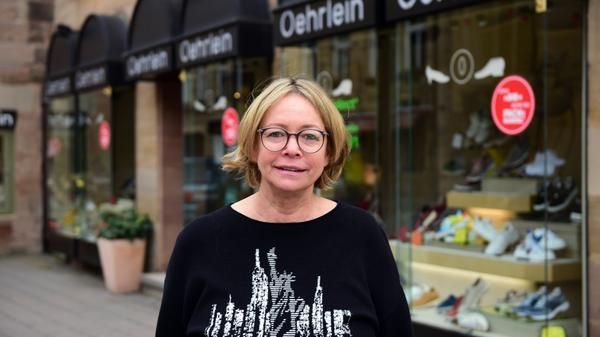 Rosemarie Worzer-Oehrlein: „Wenn die Staatsregierung, wie jetzt wieder, neue Regelungen ankündigt, begreift man ja im ersten Moment gar nicht, was anders wird. ,Click & Meet’ jetzt also bei einer Inzidenz von 100 bis 200 mit Corona-Test. Ich bin da nicht euphorisch. Leider zeigt die Erfahrung, dass die Politik heute so und morgen anders entscheidet. Natürlich freu’ ich mich, wenn wir aufmachen dürfen. Denn wenn es anders kommt, weiß ich nicht, wie lange wir noch durchhalten. Rechnungen im sechsstelligen Bereich sind offen, und wir dürfen keine Ware abverkaufen. Überbrückungshilfe, wenn man sie kriegt, ist schön und gut – aber eben auch nur ein Tropfen auf den heißen Stein.“