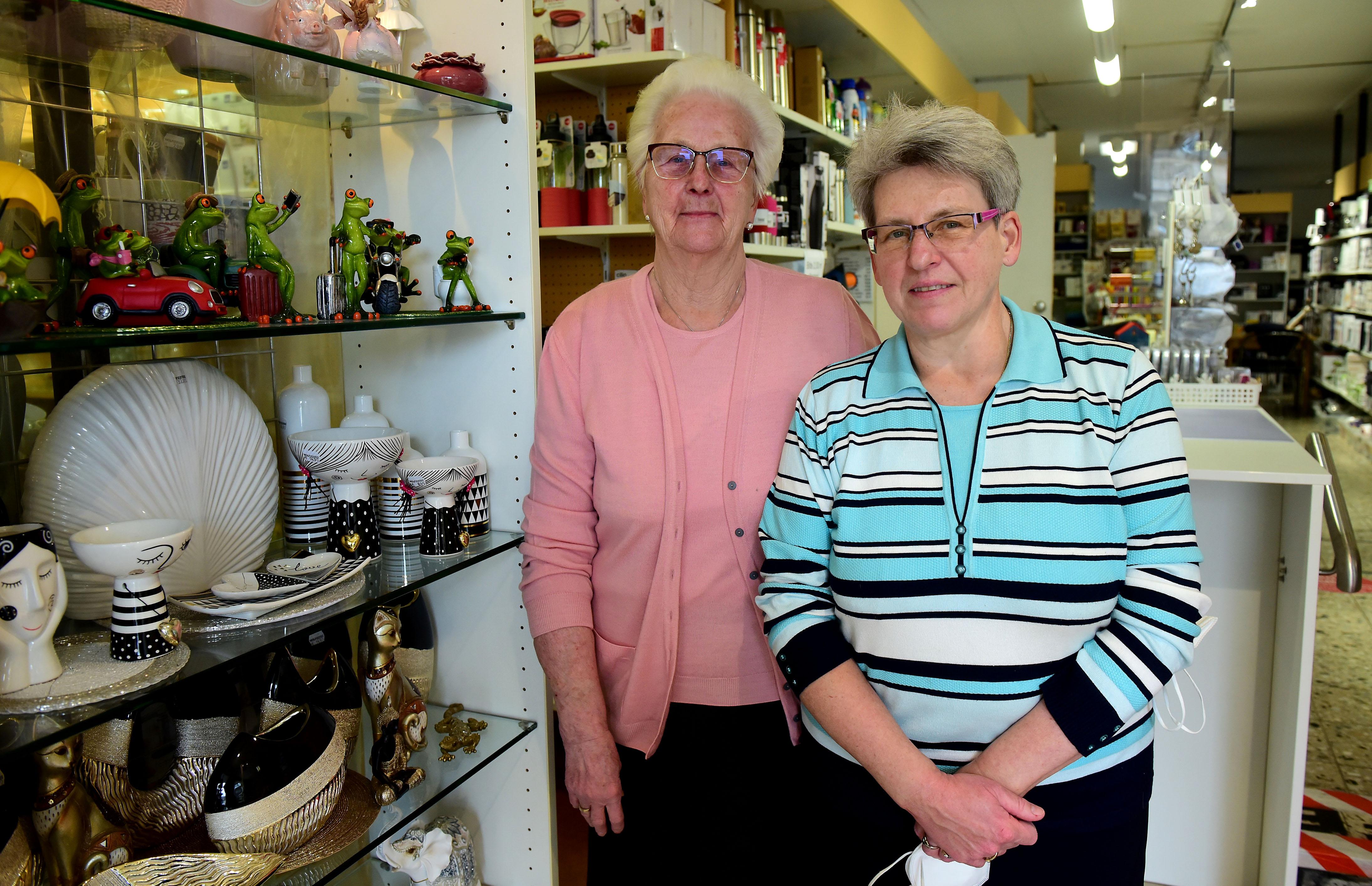 Marga und Cornelia Wolf: „Die Lage ist schlimm und sie erscheint uns ziemlich aussichtslos. Wir haben die Lager voll, Geschenkartikel, Ostersachen – die müssen sich die Kunden ja anschauen, sich inspirieren lassen. Die wenigen Tage, an denen ,Click & Meet’ bisher möglich war, hat das wunderbar geklappt. Aber bis sich das richtig rumgesprochen hat, war es schon wieder vorbei. Zum Glück haben wir als zweites Standbein eine Werkstatt, damit können wir uns noch über Wasser halten. Es gibt uns jetzt seit über hundert Jahren. Wir müssen kämpfen und halten die Stellung, sonst hätte Fürth ja kein Haushaltswarengeschäft mehr.“  