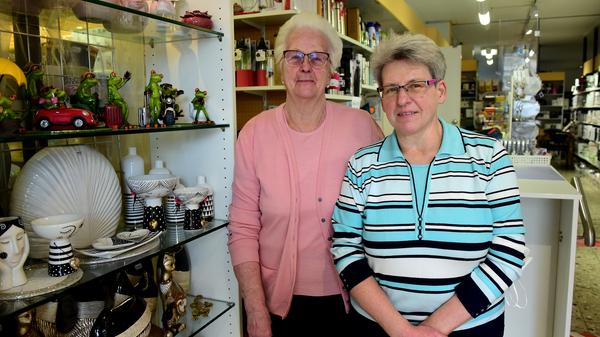 Marga und Cornelia Wolf: „Die Lage ist schlimm und sie erscheint uns ziemlich aussichtslos. Wir haben die Lager voll, Geschenkartikel, Ostersachen – die müssen sich die Kunden ja anschauen, sich inspirieren lassen. Die wenigen Tage, an denen ,Click & Meet’ bisher möglich war, hat das wunderbar geklappt. Aber bis sich das richtig rumgesprochen hat, war es schon wieder vorbei. Zum Glück haben wir als zweites Standbein eine Werkstatt, damit können wir uns noch über Wasser halten. Es gibt uns jetzt seit über hundert Jahren. Wir müssen kämpfen und halten die Stellung, sonst hätte Fürth ja kein Haushaltswarengeschäft mehr.“