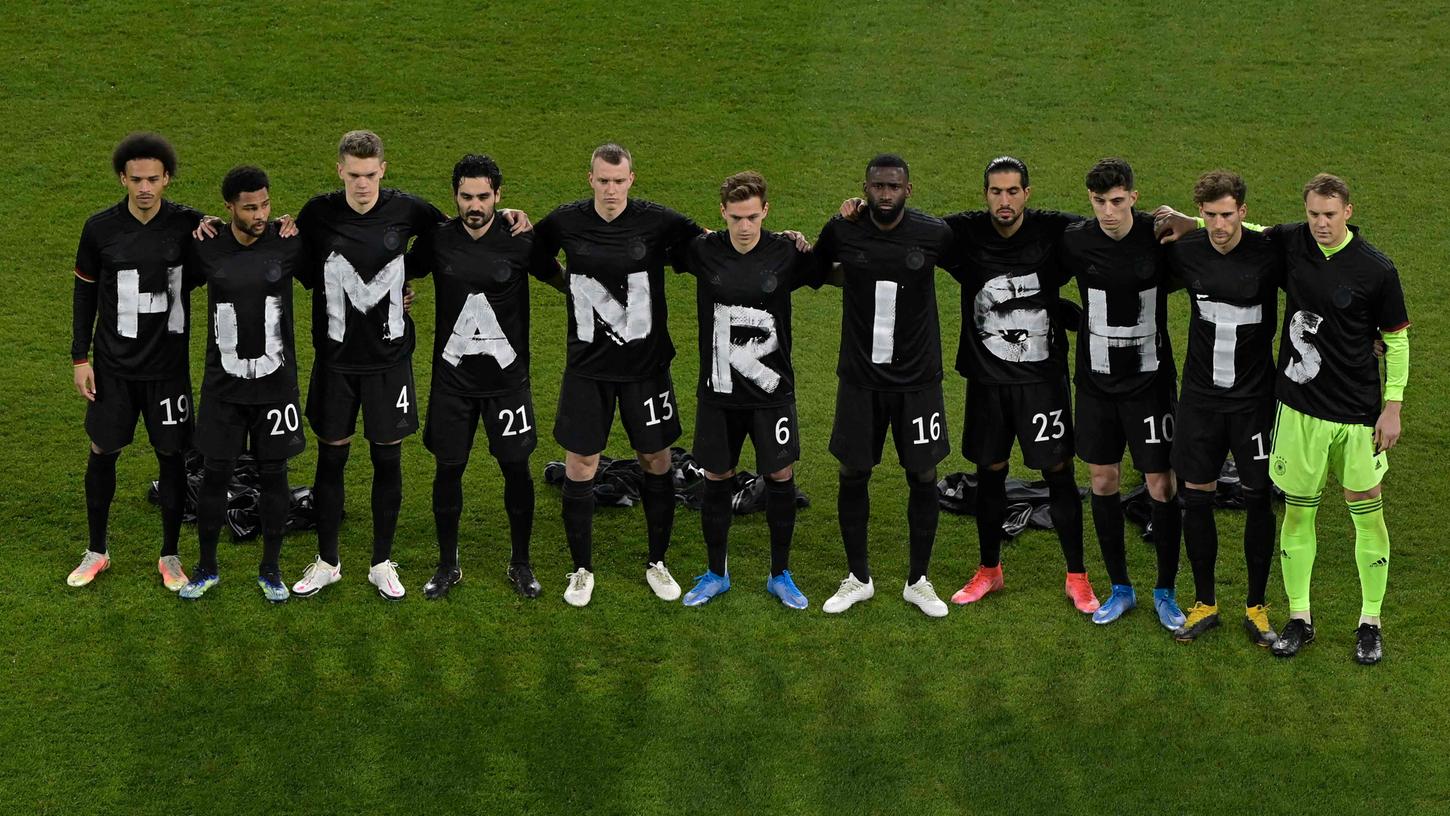 Elf Spieler, elf Buchstaben, eine Botschaft: Die deutsche Fußball-Nationalmannschaft hat vor dem WM-Quali-Spiel gegen Island ein Zeichen gesetzt.