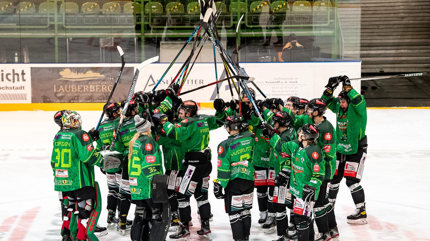 Filip Rieger, vorne links mit Mütze, hat beeindruckend lange Haare, gerade für einen Eishockey-Spieler.
Filip Rieger, vorne links mit Mütze, hat beeindruckend lange Haare, gerade für einen Eishockey-Spieler.
