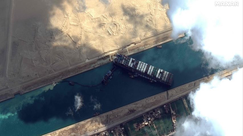 Schiff steckt im Suezkanal fest: 