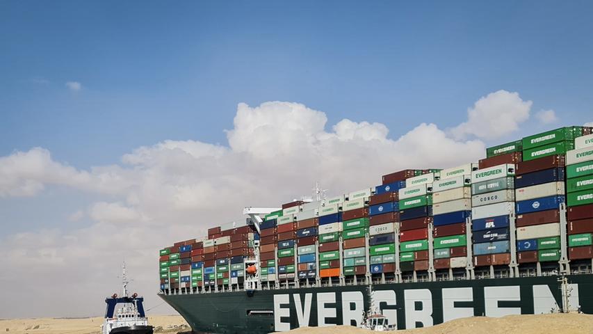 Schiff steckt im Suezkanal fest: 
